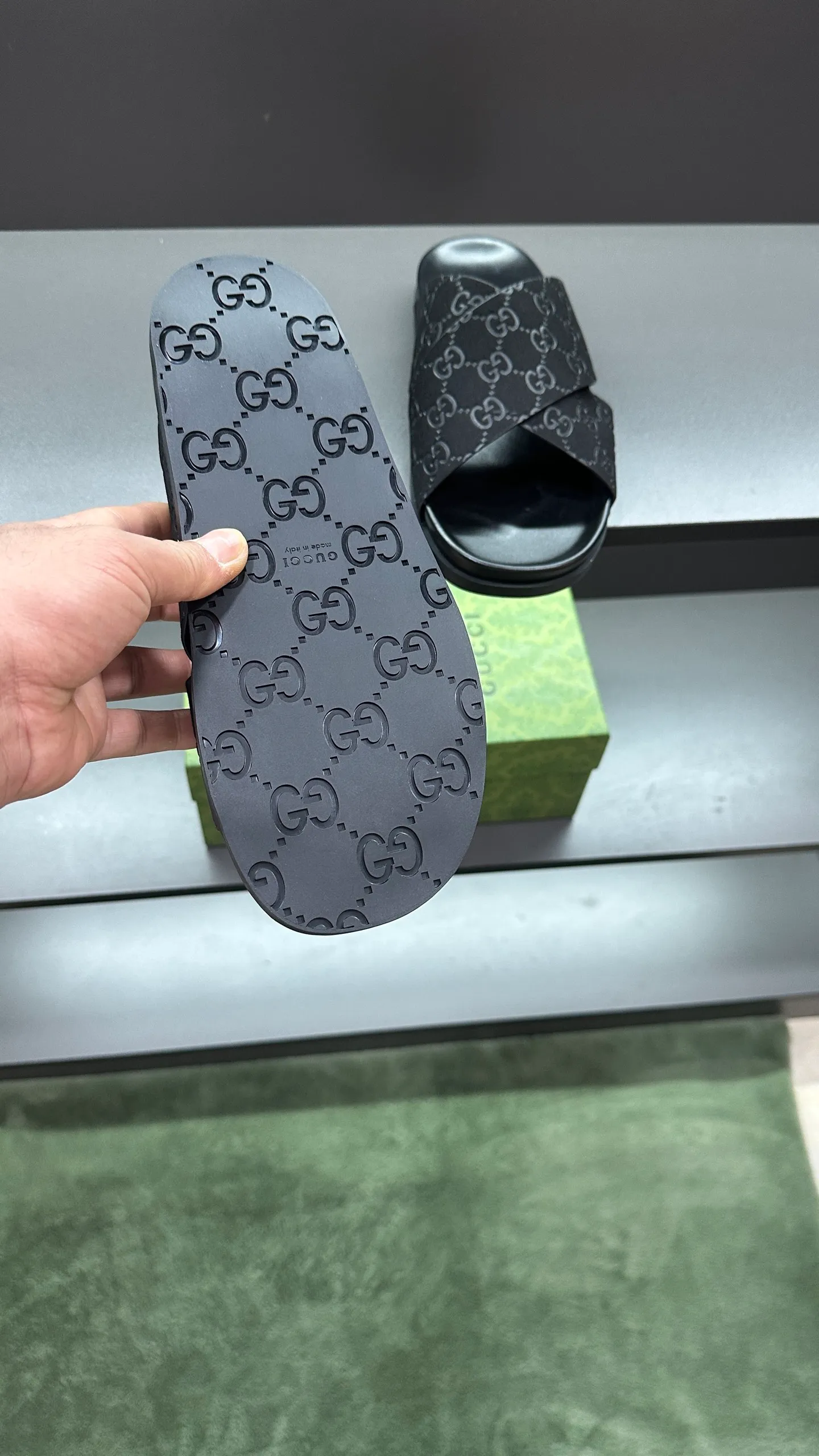 [G Home New Style] P: 300💰Men's size 39~45, (46. Customized) This slipper is made of GG polyester fiber and is decorated with a Gucci label on the front, which adds a striking logo feel to the style. "Gucci Made in Italy" stamped label Rubber sole Flat Made in Italy